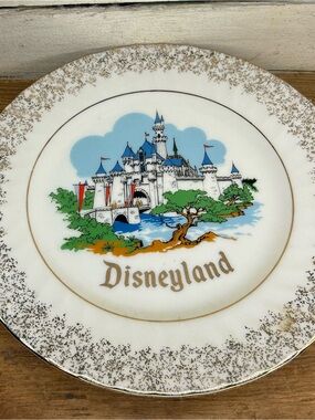 Vintage Souvenir 6.5" Disneyland Castle Gold Accent Wall Plate. Walt Disney Prod